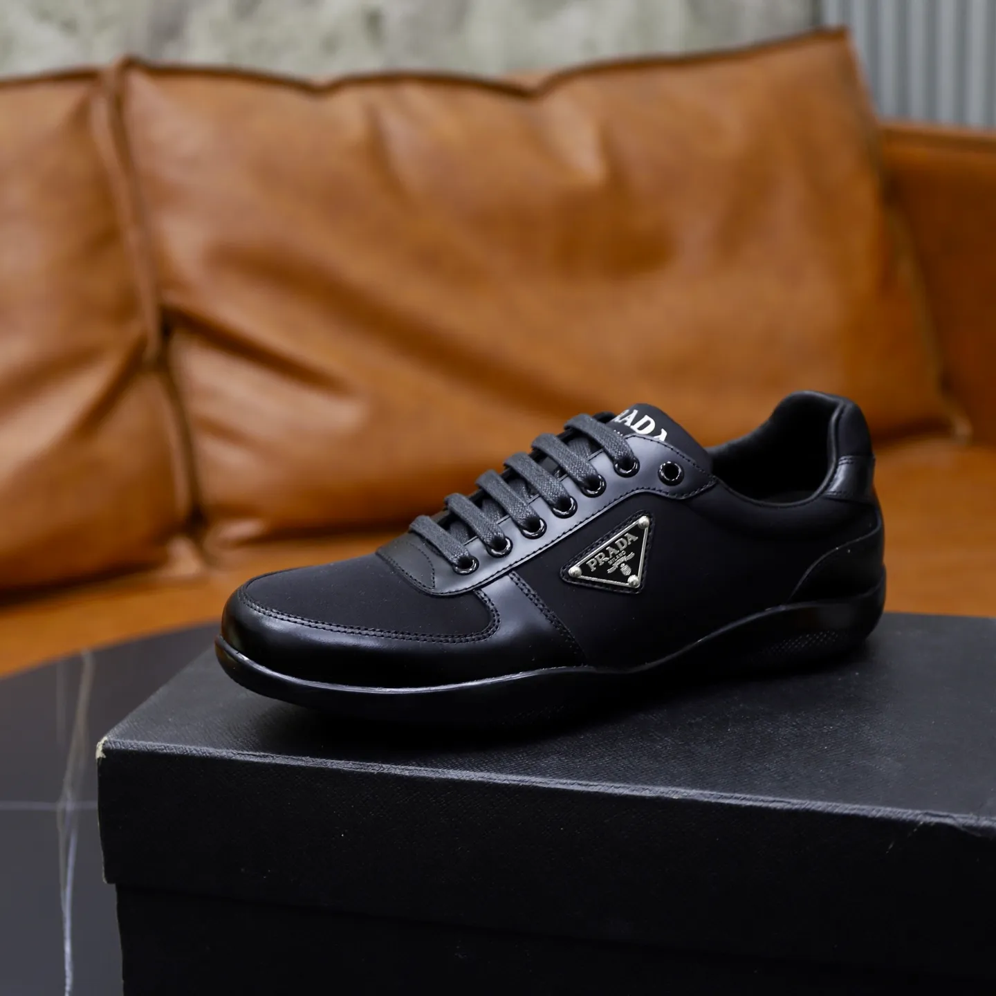 Factory price: 600💰Top original order Brand: PRADA (Prada) Standard code: Men's size 38/44 (45 can be customized) Grade: Same as the official website Material: Original cowhide surface, cowhide lining, original wear-resistant soft outsole Style category: casual sports shoes, young fashion, European and American trends, British style Color: actual picture color